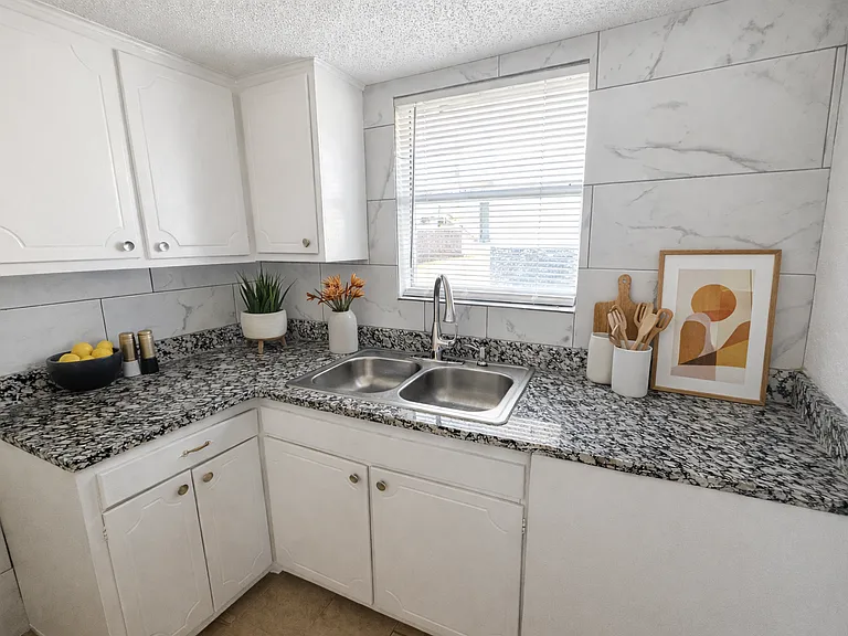 Sun Valley Apartments — Photo 54
