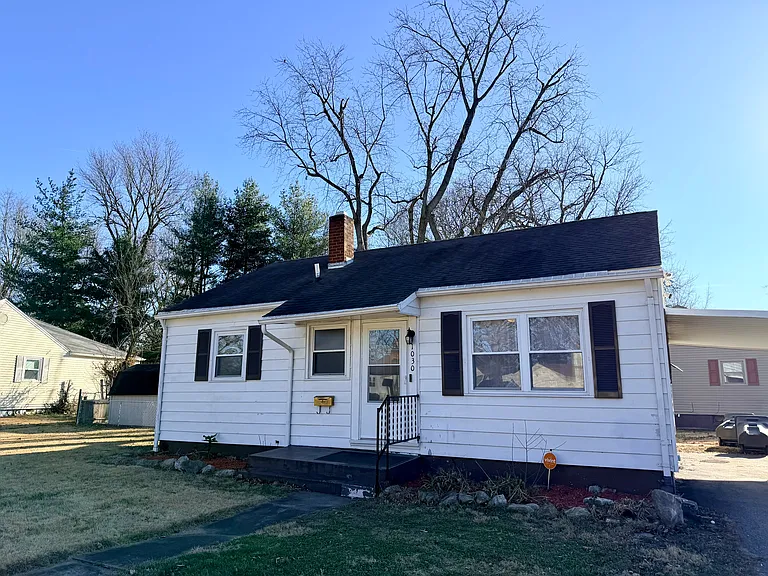 1031 S Parker Dr — Photo 2