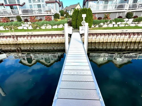 21 Marina Dr N, Manistee, MI 49660