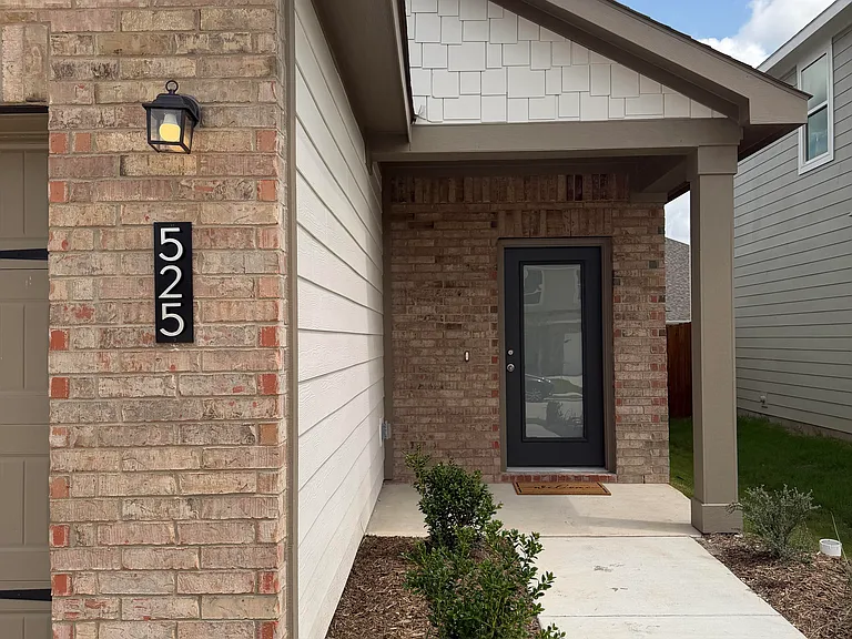 525 Cherry Ln — Photo 2