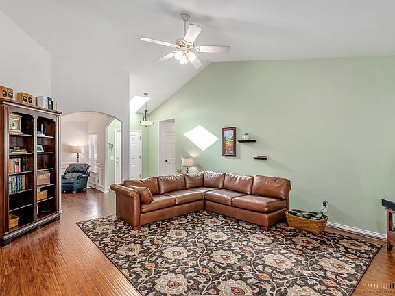 4th image of 2037 SE 61st Pl