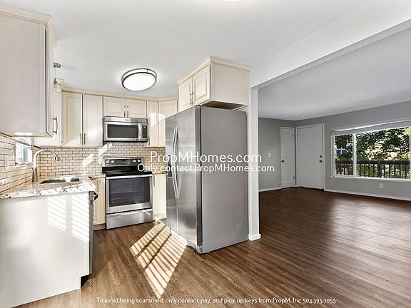 4th image of 3225 SE Alder Ct #0