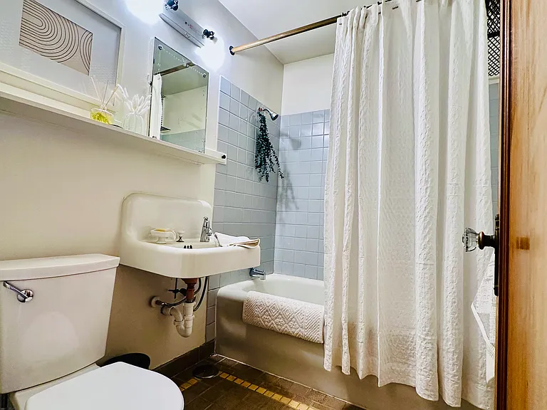 519 W Roy St #309 — Photo 16