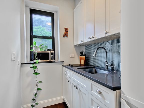 3rd image of 209 W 104th St APT 4B