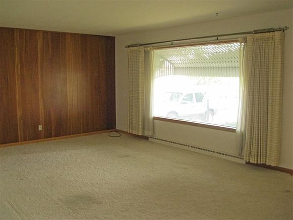 4th image of 1703 N Peach Ave