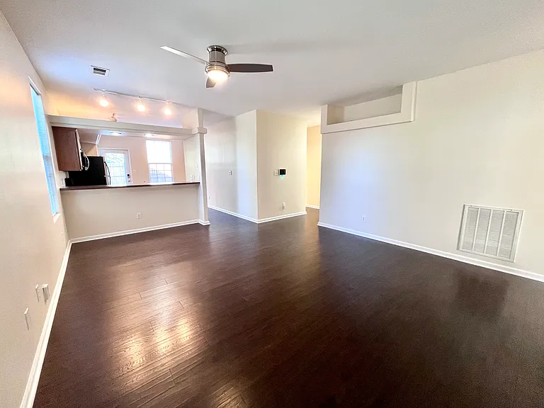 220 Shannon Ct — Photo 12