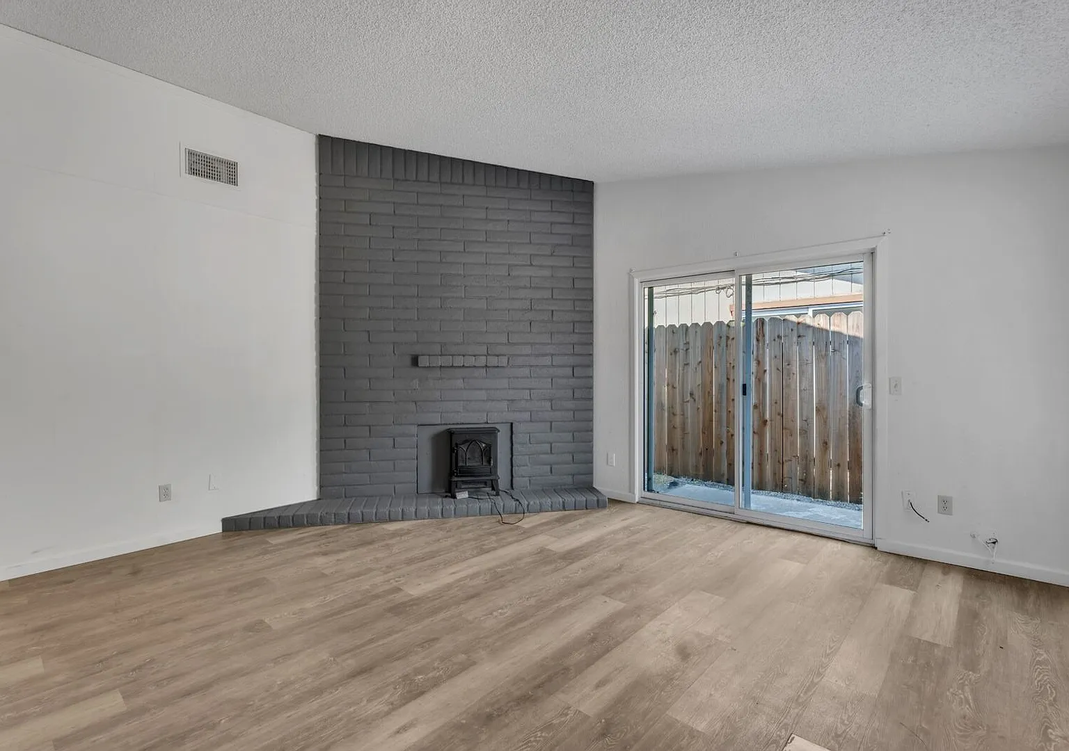 3936 - 3944 Renick Way — Photo 4