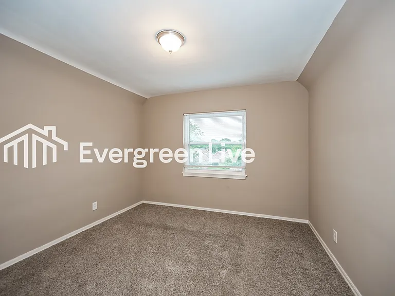 5569 Raceview Ave — Photo 11