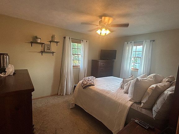 3rd image of 83 E Circle Dr