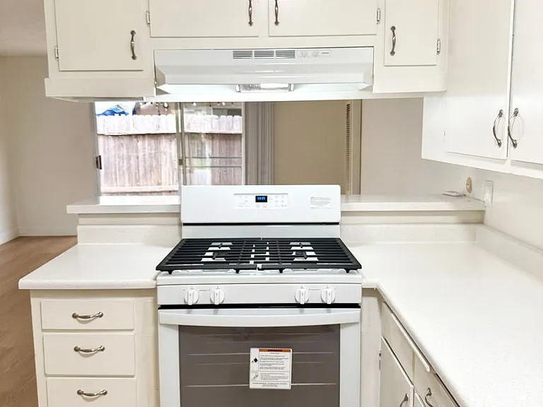 Lynrose Manor Apartments — Photo 30