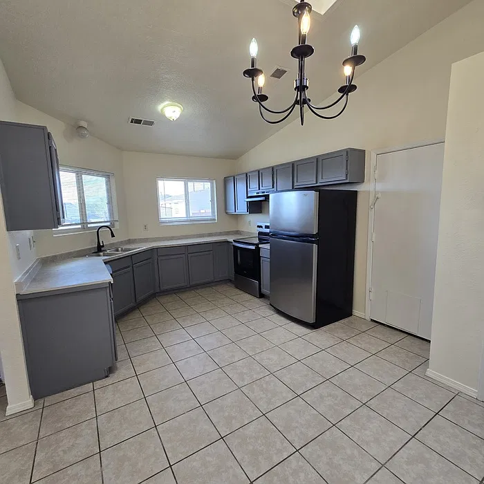 3 bed, 2.0 bath, 1202 sqft, $1,800 — Photo 2