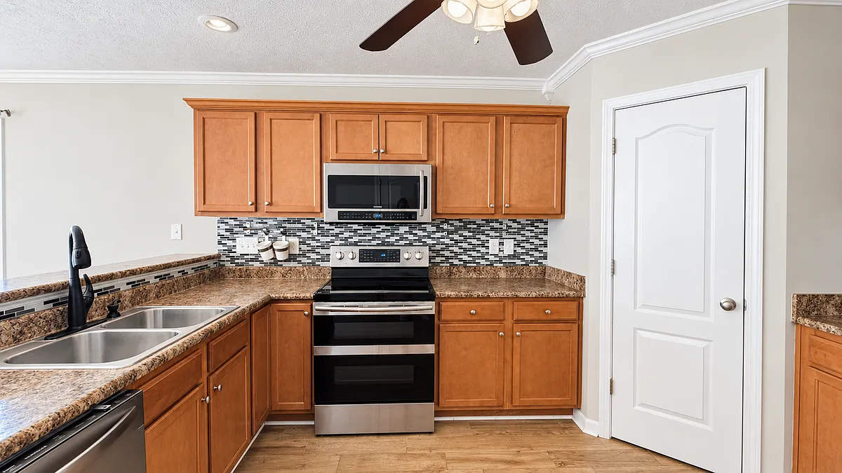 5 bed, 3.0 bath, 2063 sqft, $2,300 — Photo 2