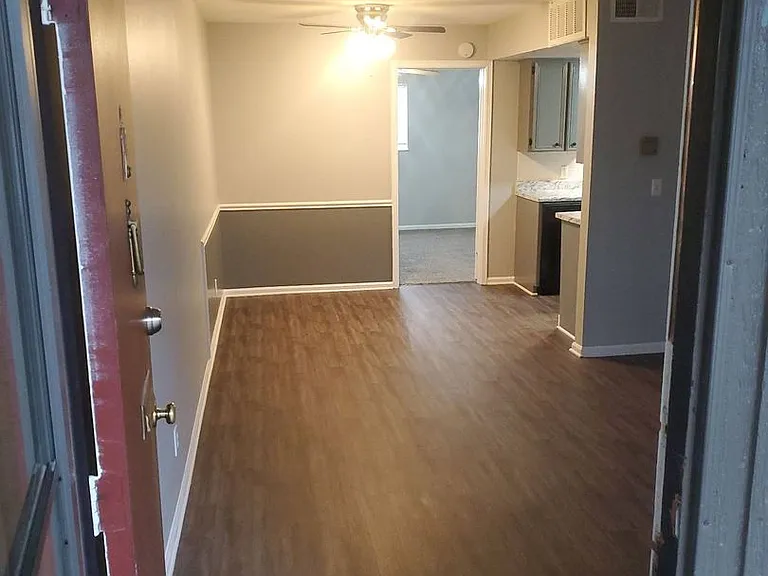 Stratford East Apartments — Photo 24