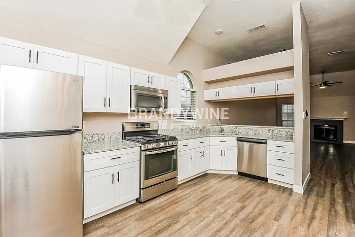737 Lionel Way — Photo 9