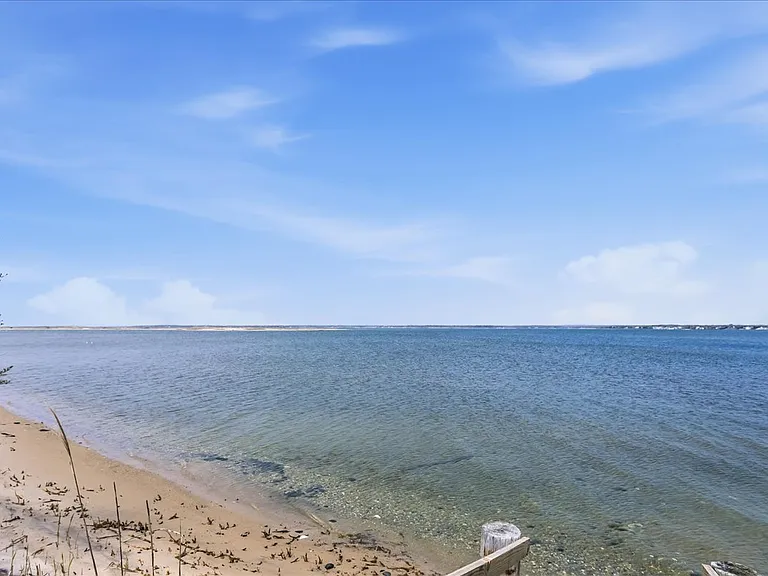 672 Dune Rd — Photo 37
