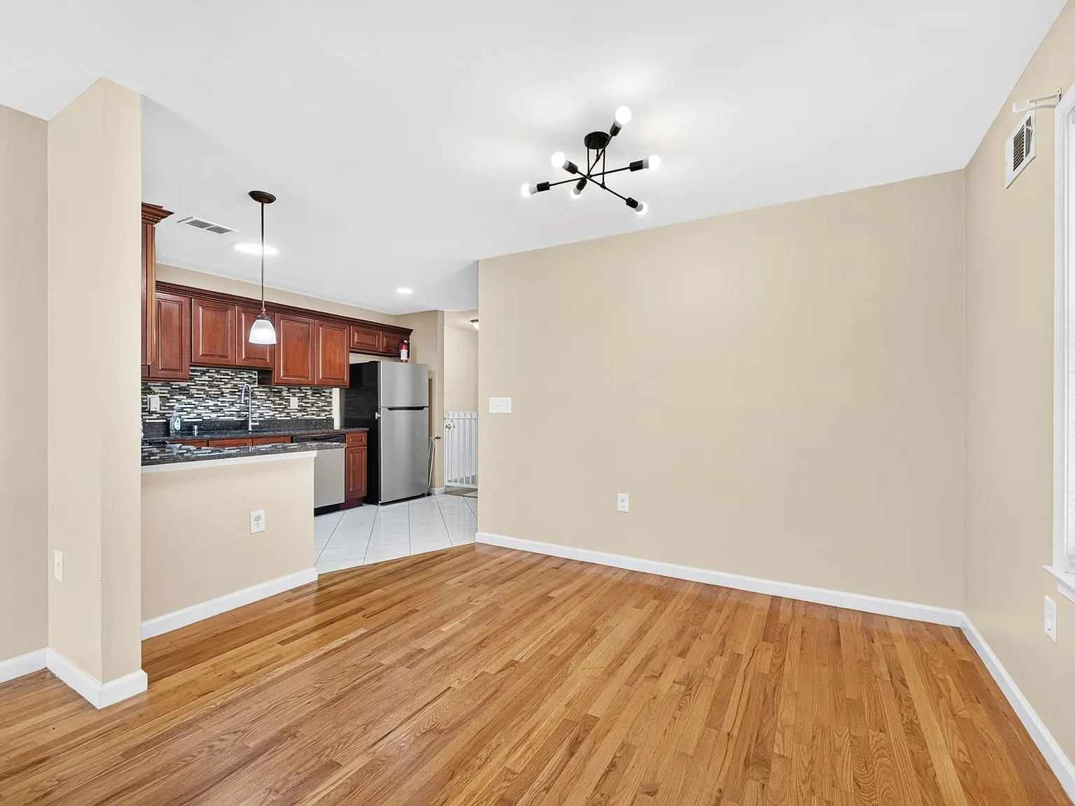 4 bed, 3.0 bath, 1800 sqft, $3,850 — Photo 3