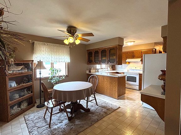 5th image of 1931 N Summit St