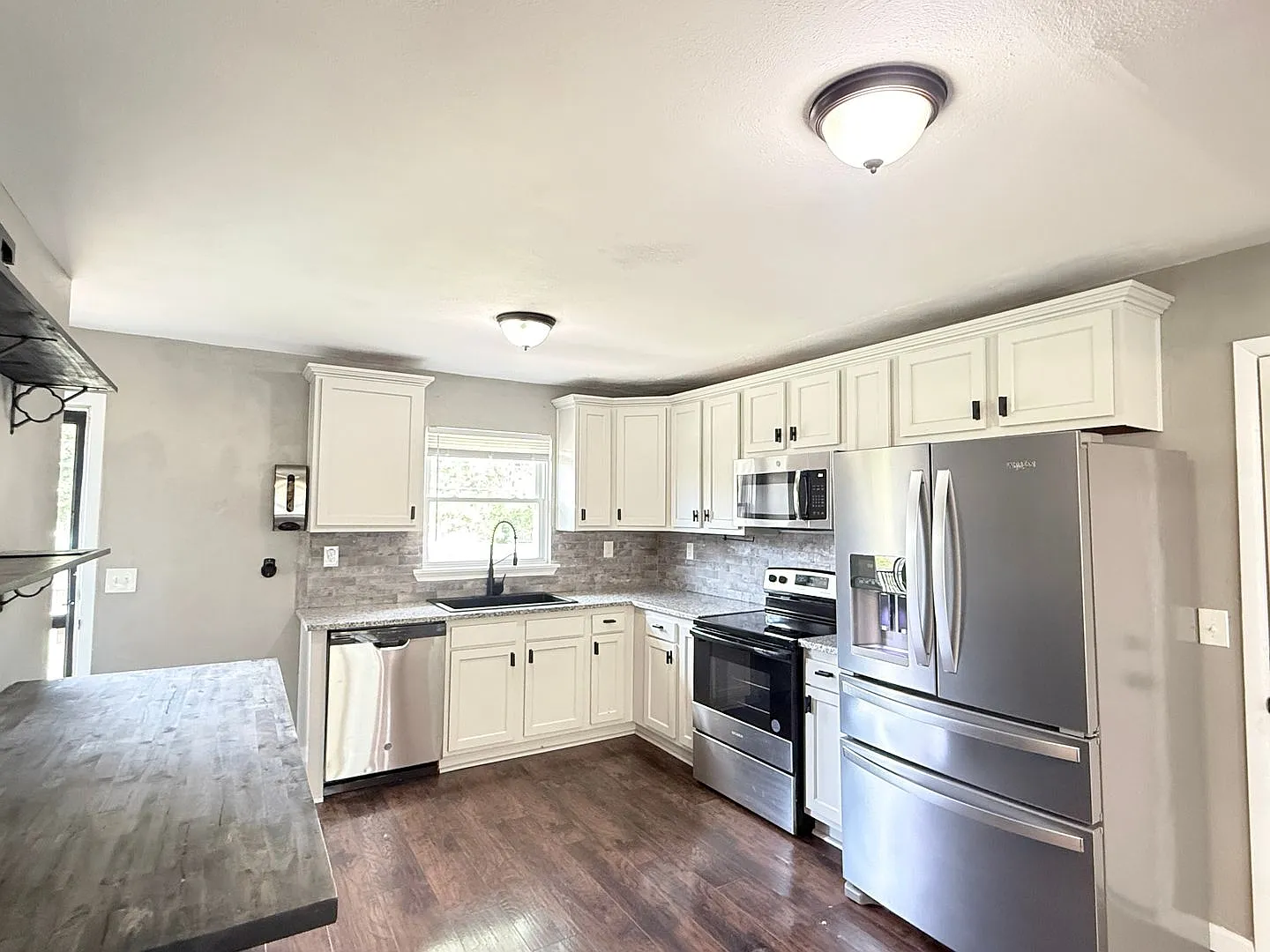 Beautiful 4 bed, 2.5 bath home — Photo 3