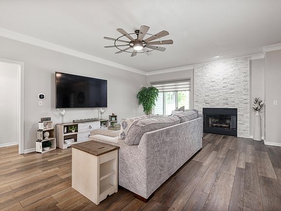 3rd image of 689 South Cres #100-W