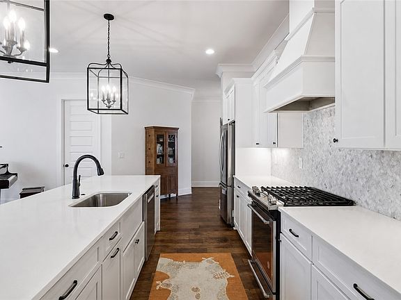 3rd image of 604 Overbrook Ln