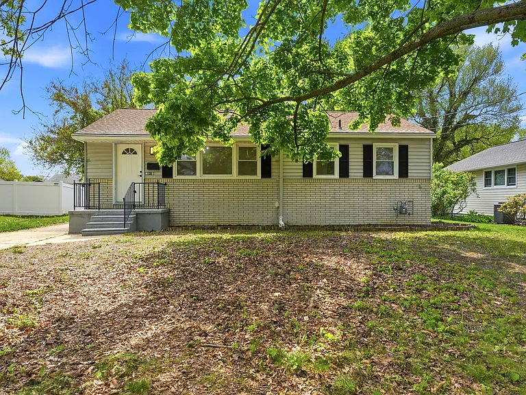 120 Webster Ave — Photo 10
