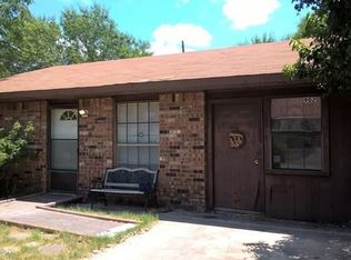 902 Luann Ln, Lockhart, TX 78644