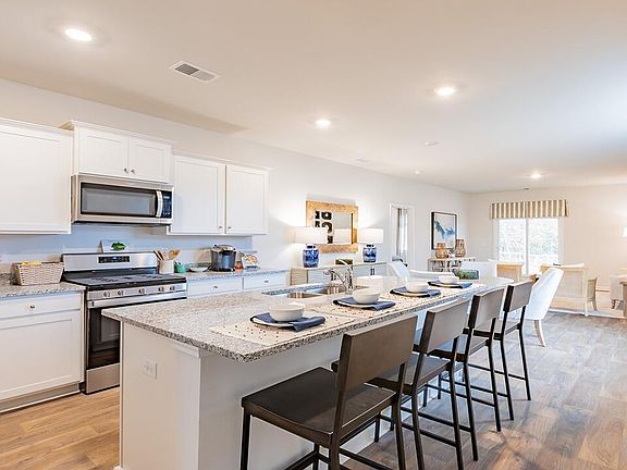 3rd image of 533 Lake Ridge Blvd