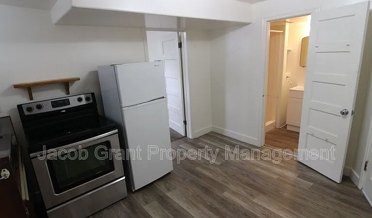 1110 E Lewis St #1/2 — Photo 7