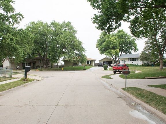 5th image of 1823 N 110th Avenue Cir