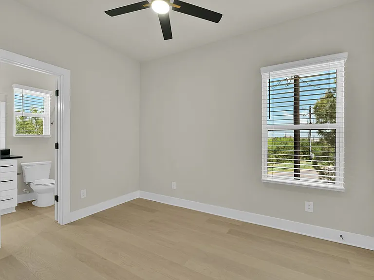 818 Empire St — Photo 11