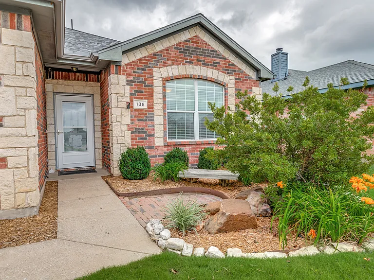 138 Lipan St — Photo 2