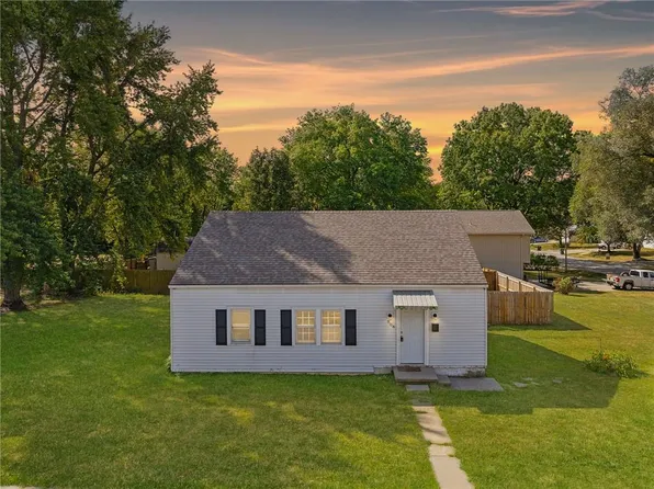 806 SW Walnut St, Blue Springs, MO 64015