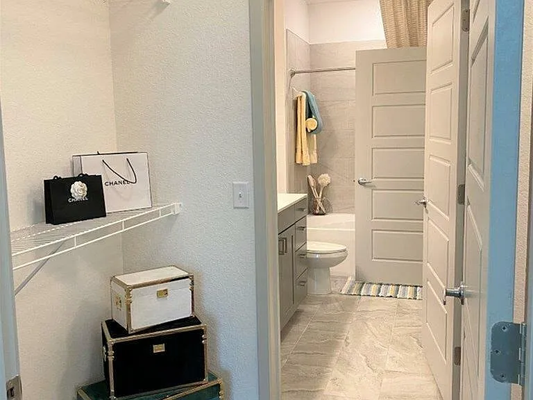 Addison Universal Blvd 1/1 Walk in Closet and Bathroom