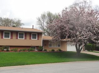 1802 Sussex Ct, Bettendorf, IA