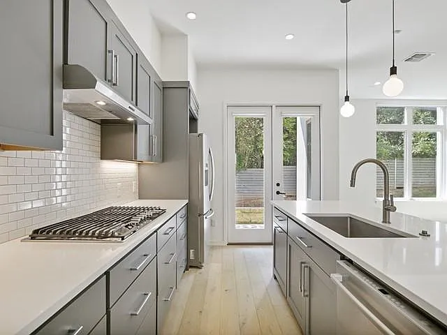 2506 Sutherland St — Photo 13