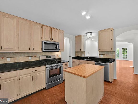 4th image of 801 Tanglegate Pl