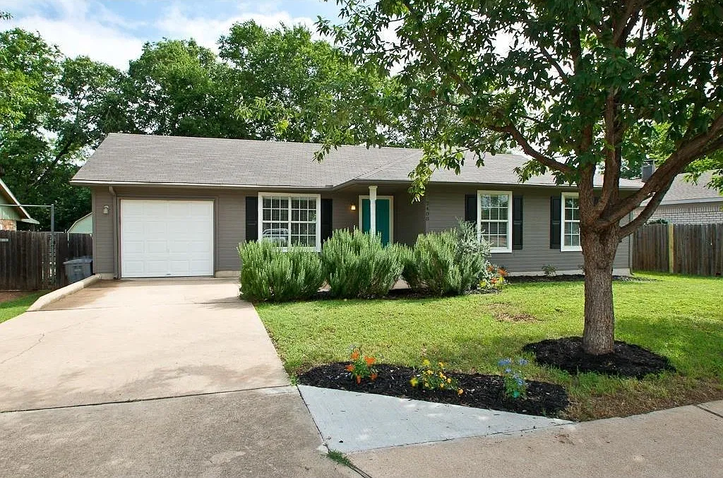 3 bed, 1.0 bath, 1028 sqft, $2,250 — Photo 2