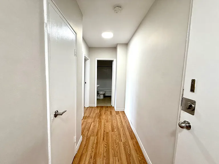 10 Park Ave W — Photo 6