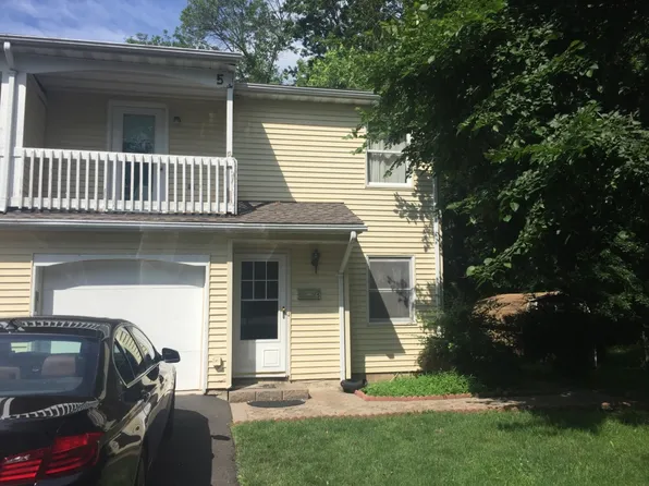 5 Stillwell Rd, Kendall Park, NJ 08824