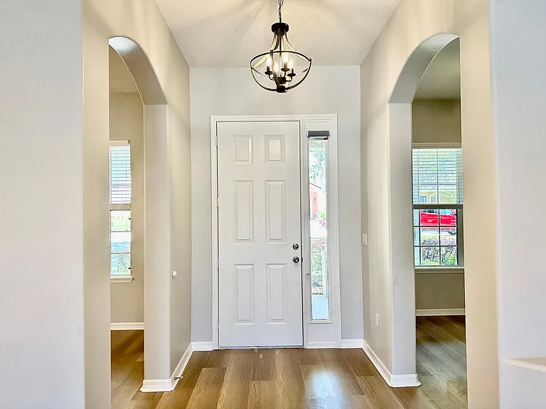 916 White Oak Way — Photo 2