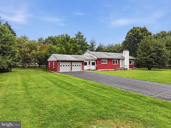 3rd image of 4 Flower Hill Ln