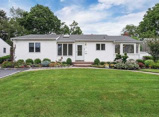 18 Vera Ave, Plainview, NY 11803