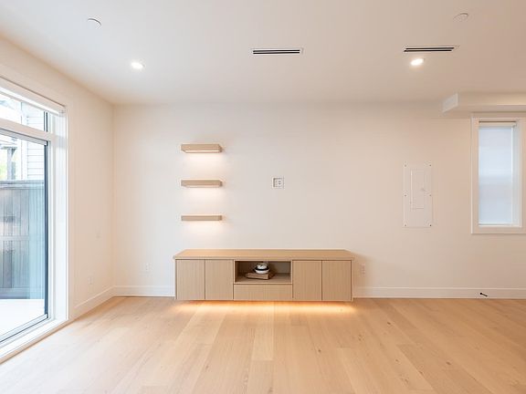 5th image of 3615 Turner St #2