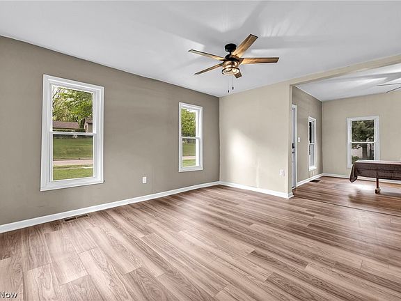 11th image of 262 E Walnut St