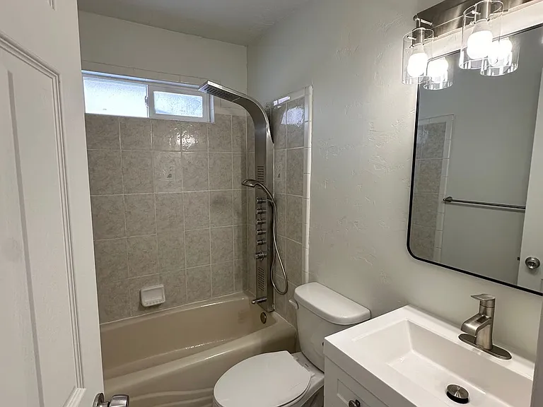 906 E Elm St — Photo 13