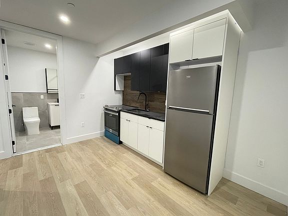 2nd image of 121 Jefferson Ave APT 2
