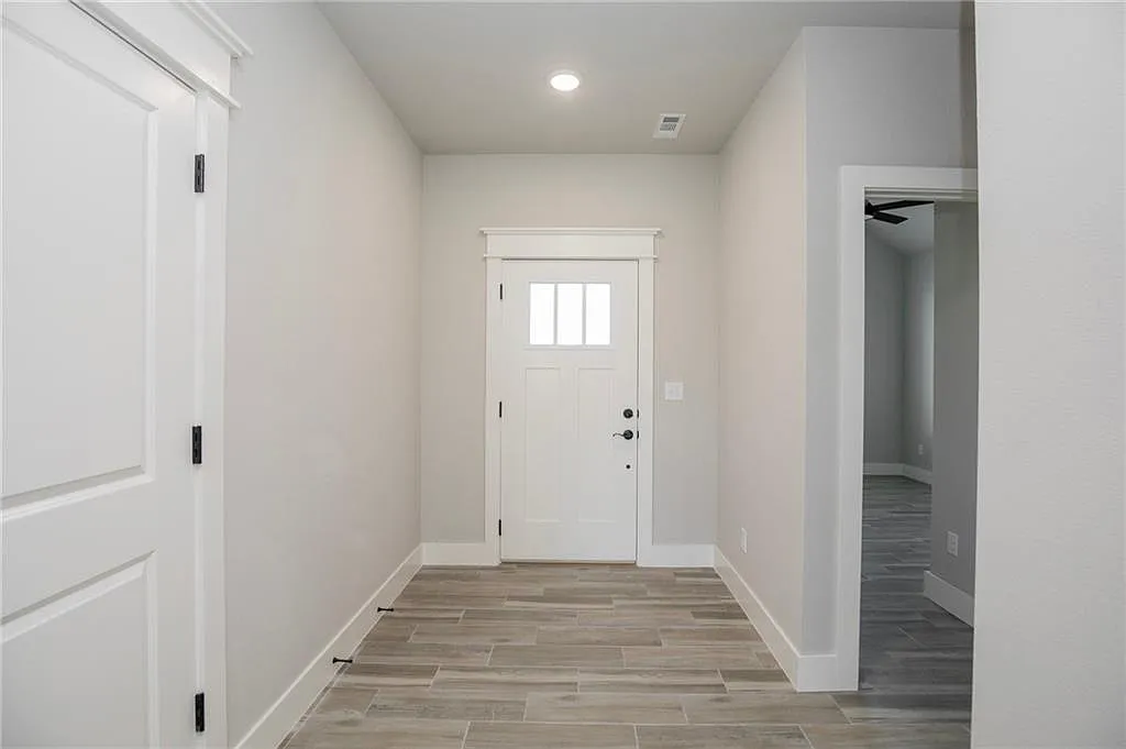 100 White Oak St - 1 — Photo 2