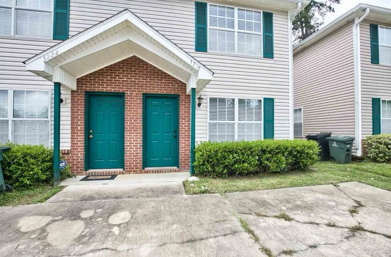 3 bed, 1216 sqft, $1,600 — Photo 1