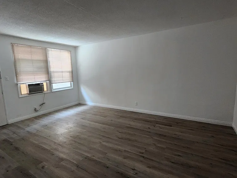 4848 Elmwood Ave #3 — Photo 4