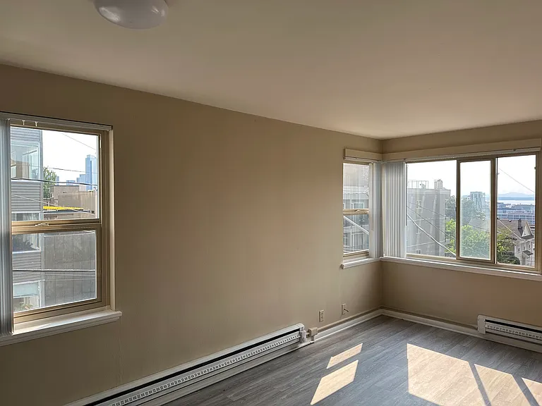514 E Roy St #202 — Photo 3